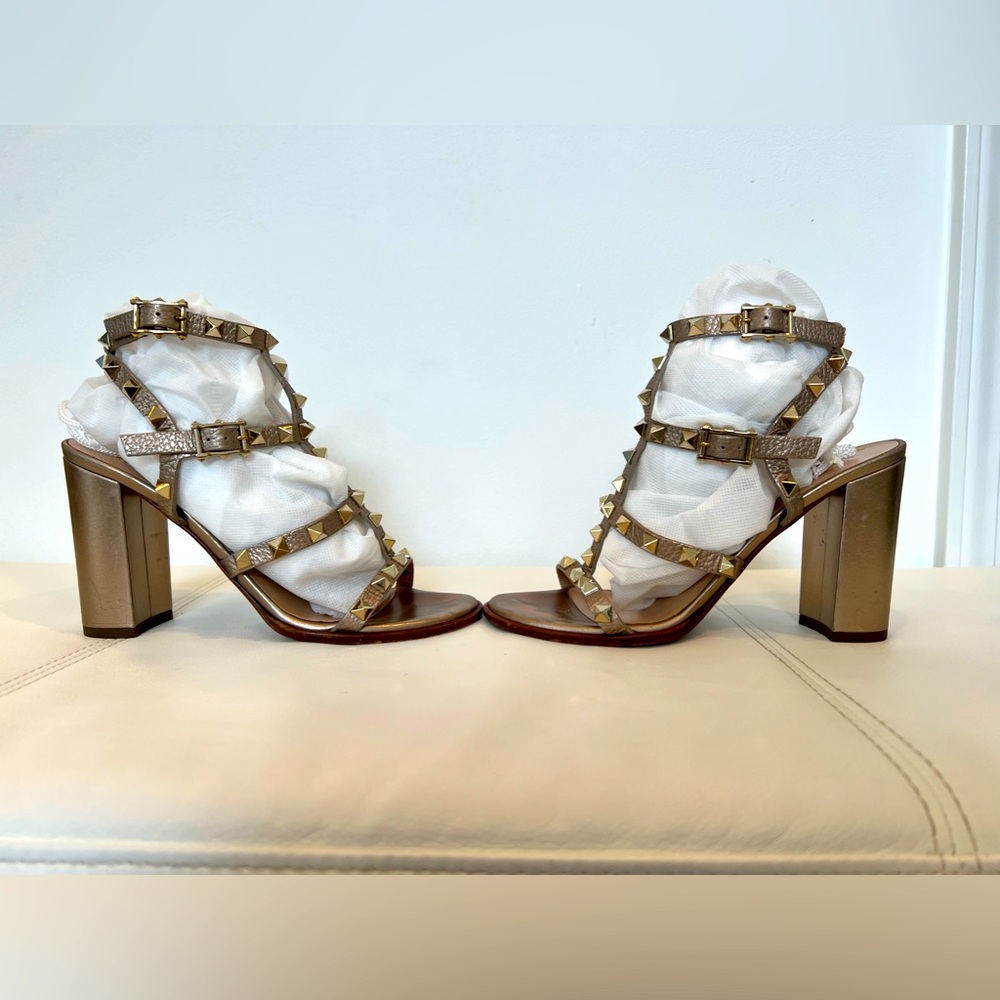 Valentino Garavani ROCKSTUD METALLIC CALFSKIN LEATHER ANKLE STRAP SANDAL 90 MM